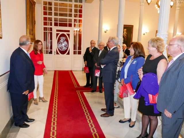 Alumnos de la primera promocion de Peritos de Minas visitan el Palacio Consitorial