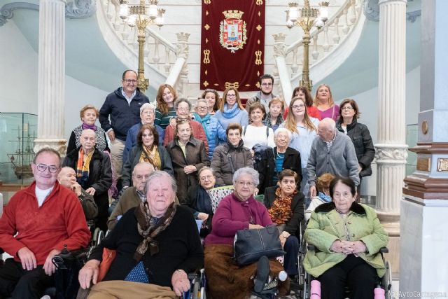 Una veintena de mayores del Asilo de Ancianos de Cartagena visitan el Palacio Consitorial