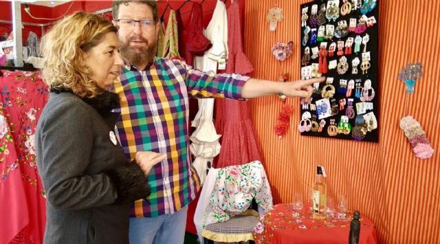 Los comerciantes cartageneros muestran sus artículos de temporada en la Feria de Escaparates de Tendencias
