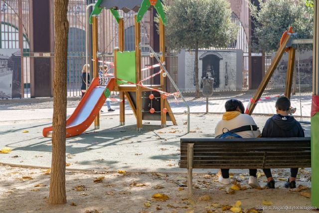 El Ayuntamiento precinta los parques infantiles para minimizar el contacto entre menores y evitar aglomeraciones