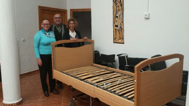 Servicios Sociales dona una cama electrica a Torre Nazaret y una olla de 150 litros al comedor Jesus, Maestro y Pastor