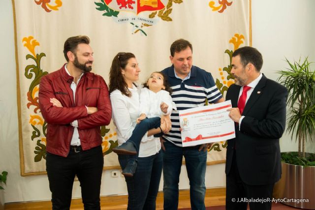 El musical Regreso a los 80 dona 4.200 euros a la pequeña Alba Mota para financiar su tratamiento