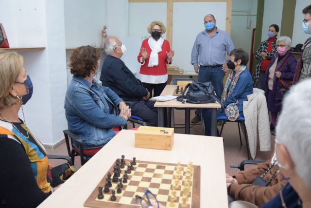 Jóvenes forman a mayores y mayores enseñan a jóvenes en el proyecto intergeneracional Ma+Jo