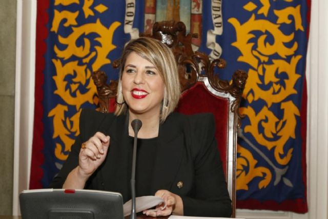 La alcaldesa defiende unos presupuestos que duplican las inversiones y reducen a la mitad la deuda municipal