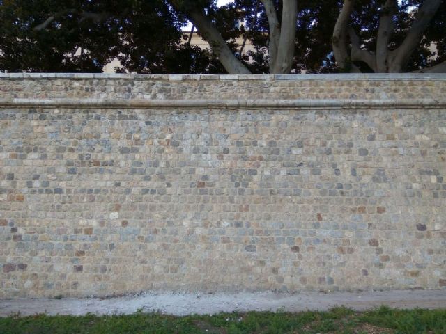 Finaliza la restauracion del pretil de la muralla de Carlos III afectada por la caida de una rama
