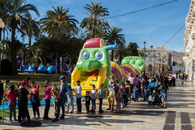 Los niños aprovechan los ultimos dias para disfrutar de los hinchables