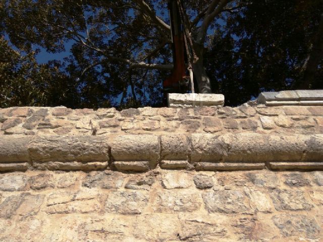 El área de Cultura y Patrimonio Arqueológico de Ricardo Segado concluye los trabajos de restauración del pretil original de la muralla de Carlos III