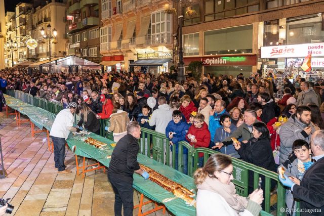 Centenares de ciudadanos se unen a la degustación del roscón gigante en la plaza del Ayuntamiento de Cartagena