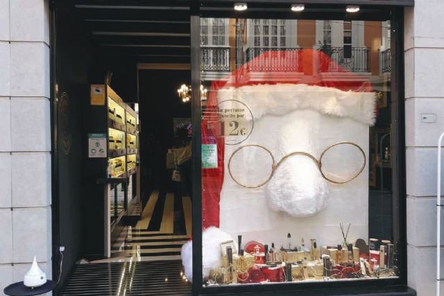 Perfumarte Cartagena gana el 9° Concurso de Escaparates de Navidad con un Papa Noel gigante