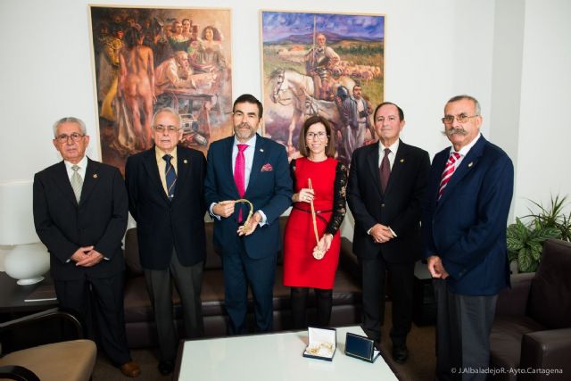 López y Castejón reciben sendas medallas de mayordomos de la Cofradía del Resucitado