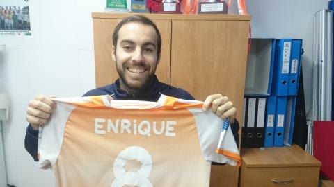 El totanero Enrique brinda su camiseta a la afición