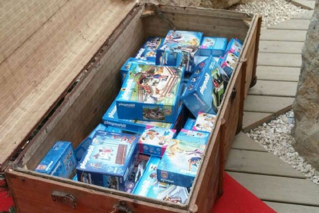 Cartagena, puerto de culturas entrega los sets de Playmobil a los niños agraciados en el sorteo navideño