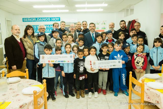 La Policia Local de Cartagena entrega los cheques del VII Cross Benefico San Leandro a las tres asociaciones escogidas esta edicion