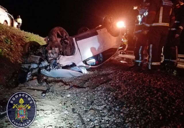 Accidente de trafico en la via rapida de La Manga con dos heridos