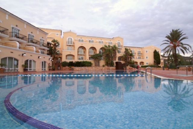 Urbanismo da la licencia para reformar las piscinas de La Manga Club y construir dos naves en el polígono