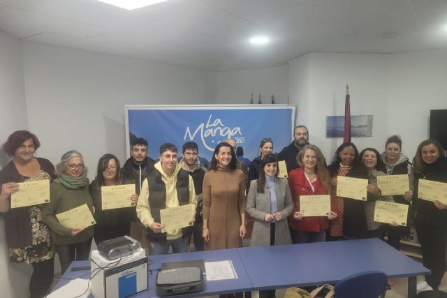 Los participantes en el curso de ´Auxiliar de Cocina´ llevado a cabo por la ADLE en La Manga reciben sus diplomas