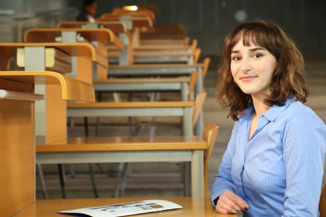 La ingeniera por la UPCT Alicia Aniorte, coautora de una publicación en Nature sobre implantes auditivos