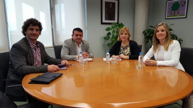 La consejera se reúne con responsables de la asociación de familiares y amigos de enfermos de Alzheimer de Cartagena