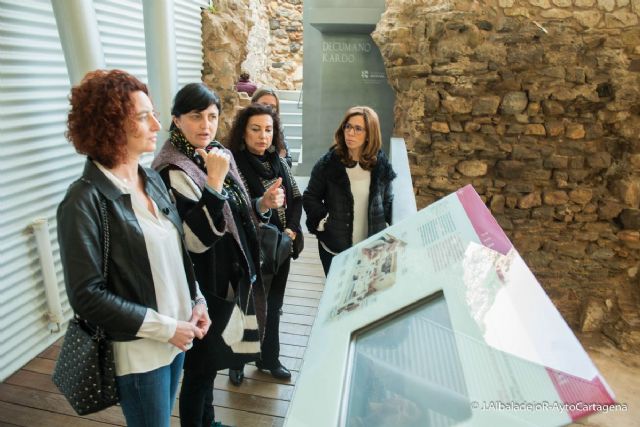 Cartagena muestra su riqueza arqueologica a una delegacion de Turismo de Torrevieja