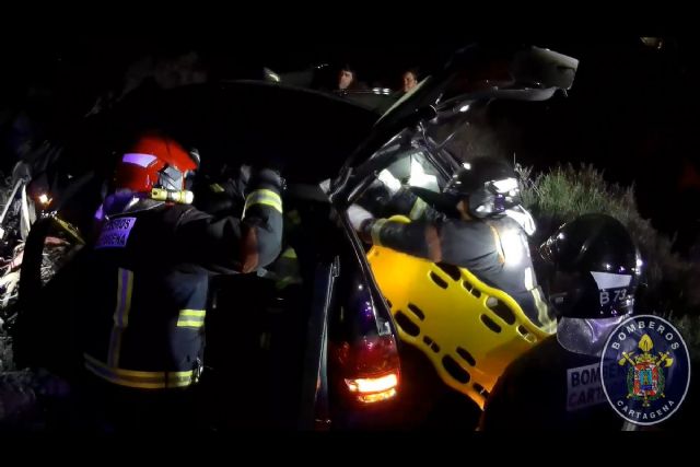 Bomberos de Cartagena rescatan a una persona atrapada en un vehículo accidentado en la carretera de Cala Cortina