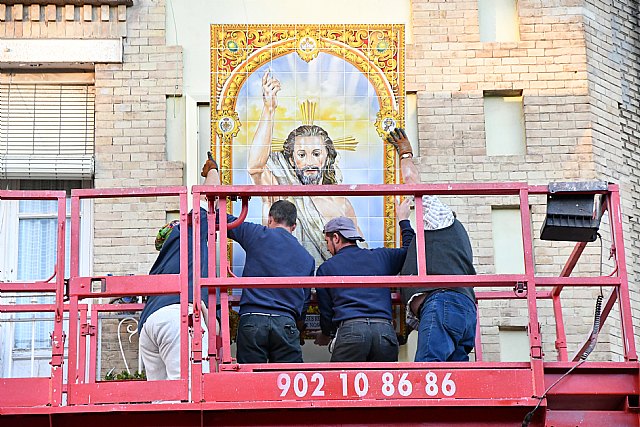 Nuevo azulejo del Jesús Resucitado junto al de la Virgen del Amor Hermoso