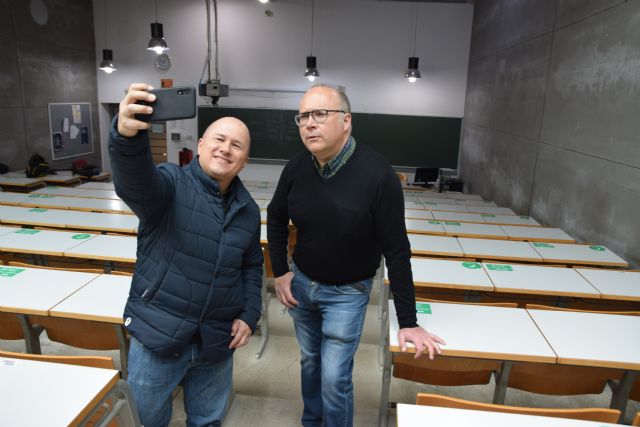 El youtuber ´Julioprofe´ cuenta en la UPCT el secreto para triunfar en la red enseñando Matemáticas