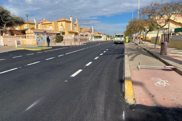 Vía Pública renueva el asfalto y señalización horizontal de la carretera a La Manga de Cabo de Palos