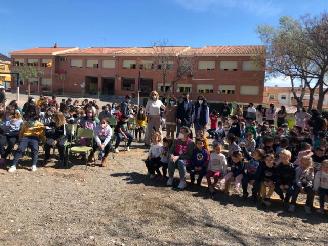 El CEIP Poeta Antonio Oliver estrena un mural tridimensional en el huerto escolar con verduras modeladas en arcilla por los escolares