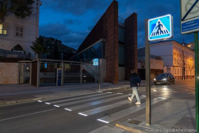 El Ayuntamiento activa 17 pasos de peatones inteligentes que aumentan la seguridad y aportarán datos
