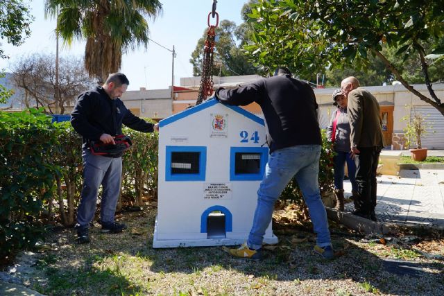 Sanidad instala cuatro nuevas casetas para garantizar el cuidado de las colonias felinas del municipio