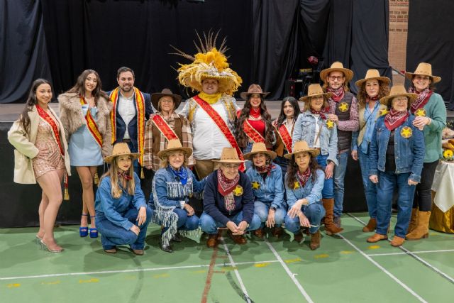 El Carnaval de Mayores se celebra en Cartagena con más de 800 personas disfrazadas