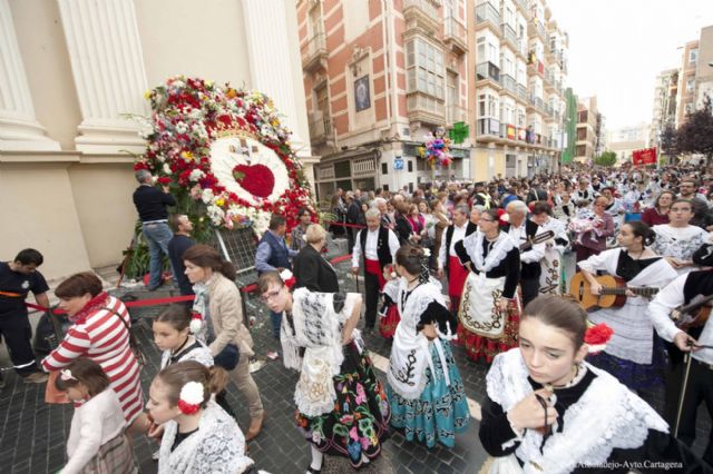 Mas de mil quinientas personas participan este Viernes de Dolores en la Ofrenda Floral a la patrona