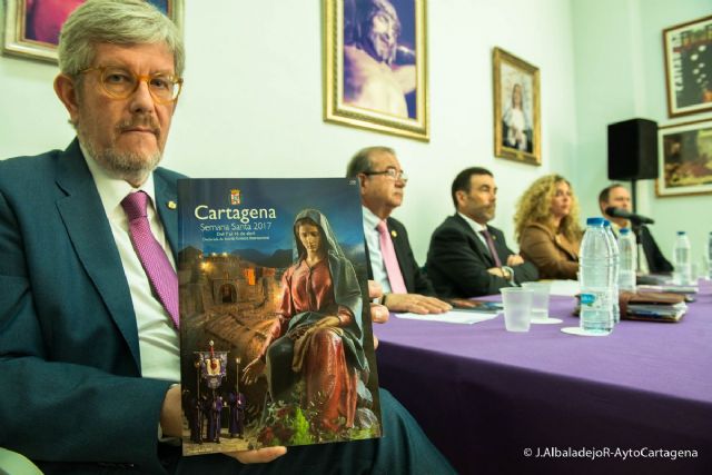 La Junta de Cofradias presenta su primera revista gratuita de la Semana Santa de Cartagena