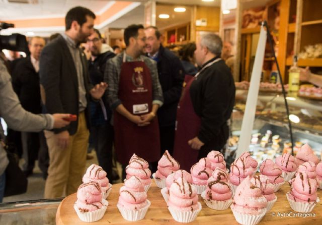 La Cofradia de San Gines presenta sus dulces tipicos acompañados por el Licor de la Jara