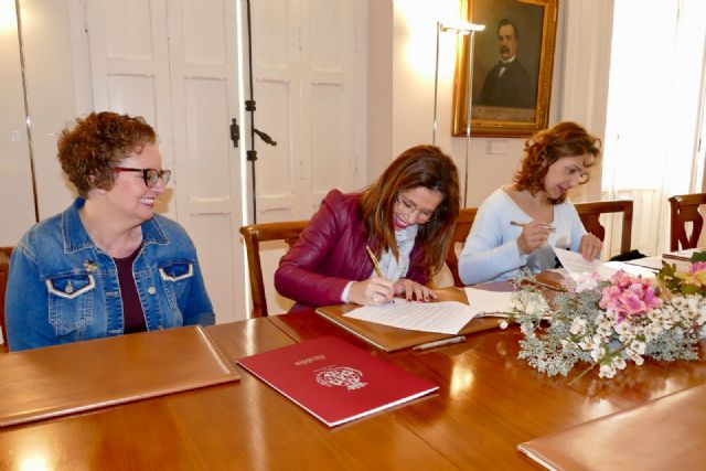 El Ayuntamiento firma un convenio con Asteamur para la cesión del uso de parte del antiguo colegio de Villalba