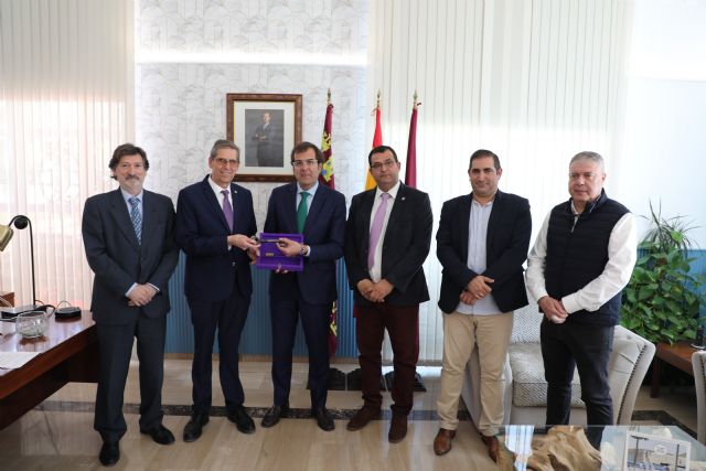 La Autoridad Portuaria entrega un año más la llave de la Pescadería a la Agrupación Marraja Nuestro Padre Jesús Nazareno