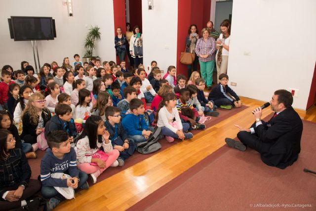 El alcalde comparte experiencias y confidencias con los pequeños del colegio San Isidoro y Santa Florentina