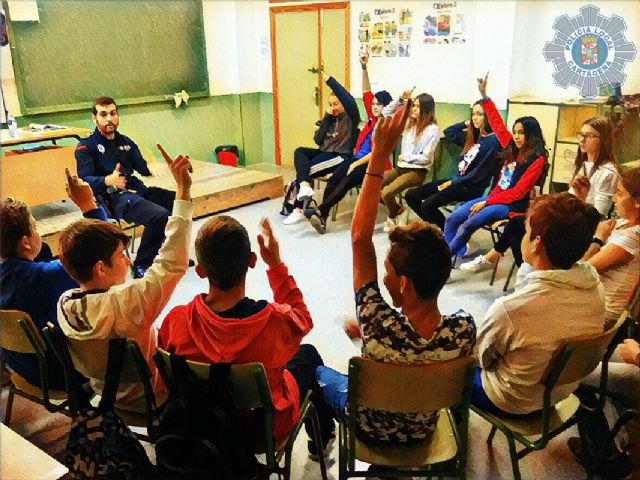 La Policia Local informa sobre el Ciberacoso a los alumnos del IES Elcano