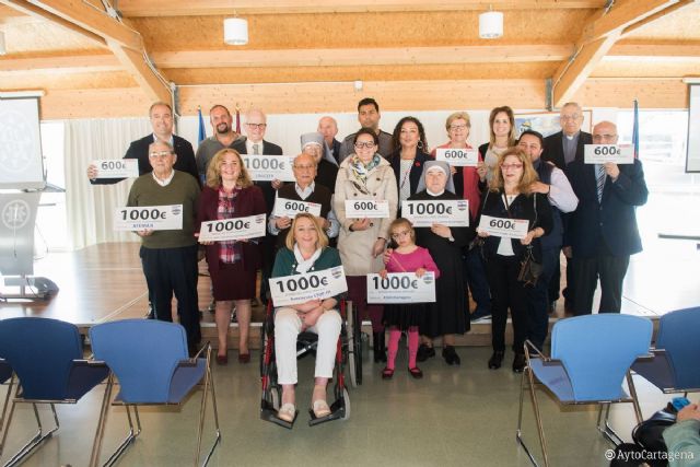 El Club de Atletismo La Manga entrega a varias entidades sociales los fondos recaudados en el Cross de Cabo de Palos