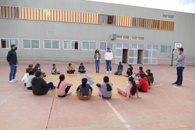 El Ayuntamiento felicita a docentes y alumnado del CEIP Félix Rodríguez de la Fuente por su iniciativa de trasladar las aulas a la playa