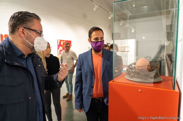 Una exposición representa el ´Símbolo´ como lenguaje universal para unir culturas y personas