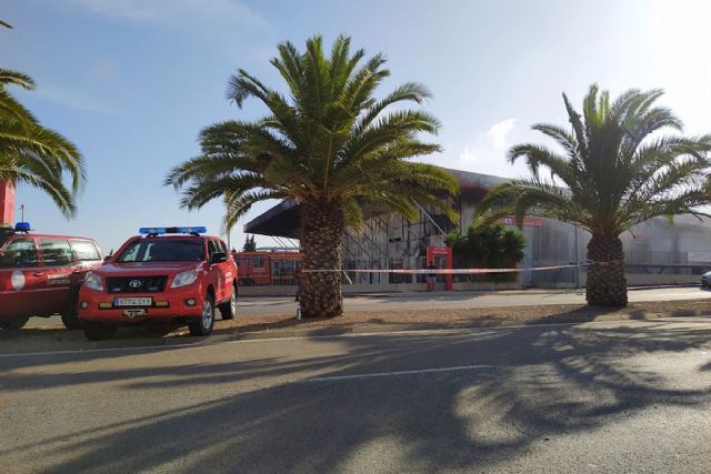 Bomberos de Cartagena consiguen controlar el Incendio en una nave hortofrutícola del Polígono Industrial Cabezo Beaza
