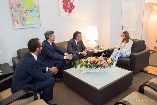 La alcaldesa recibe al nuevo director de la refinería de Repsol en Escombreras