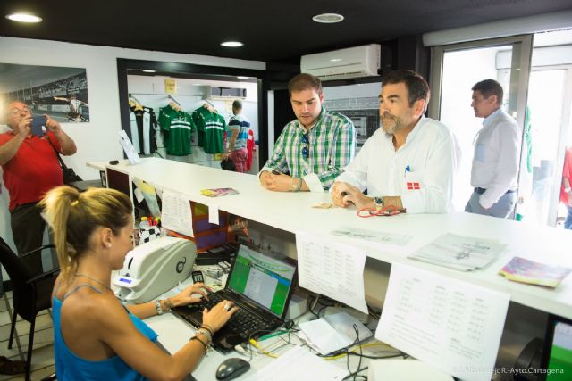 El alcalde y el edil de Deportes dan ejemplo renovando sus abonos del Efesé y el Plásticos Romero