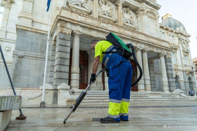 Dos máquinas ´quitachicles´ comienzan a limpiar las zonas peatonales de la ciudad