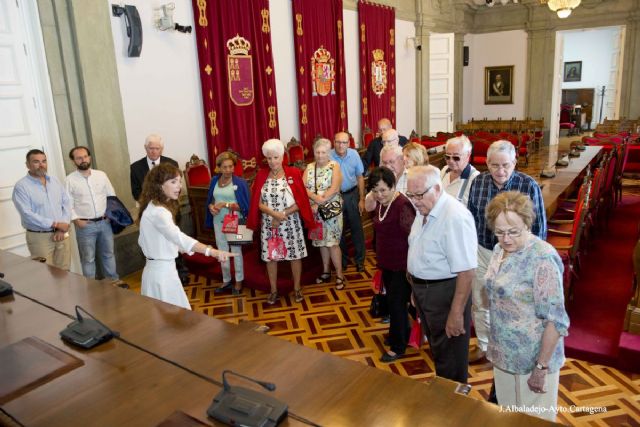 El alcalde recibió a la primera promoción de peritos industriales en el Palacio Consistorial
