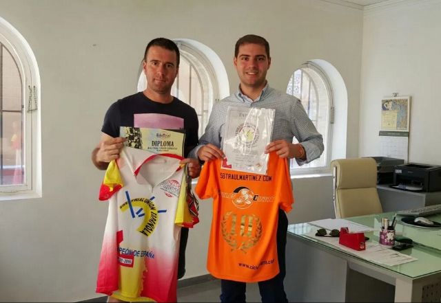 Ricardo Segado felicita al cartagenero Raúl Martínez tras lograr su décimo título de Trialbici