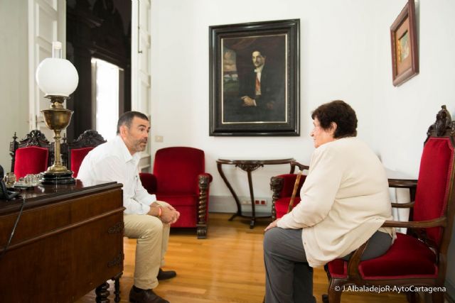 José López recibe a la hija del antiguo alcalde de Cartagena, Alfonso Torres