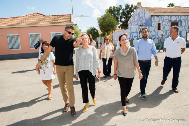 Los padres y madres del Llano se muestran satisfechos con la rapidez de las obras en el colegio