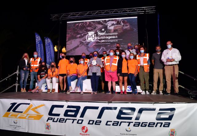 Manuel Marchena y Laura Nicolás, ganadores de la VI carrera solidaria 10k Puerto de Cartagena